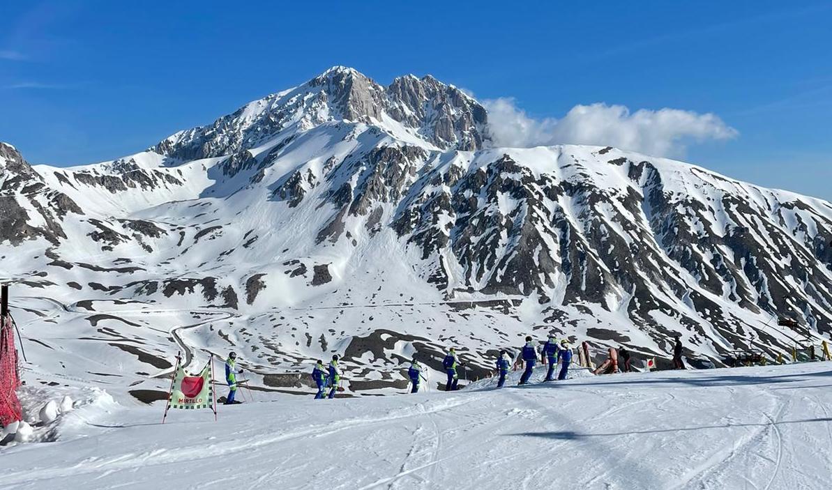 Campo Imperatore Ultimo Giorno Di Sci E Il Maggio Arriva Il Giro D Italia Dove Sciare